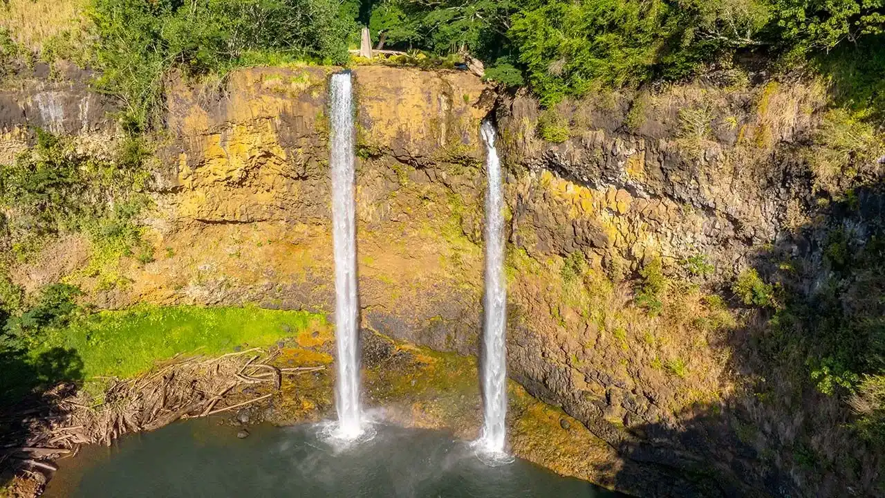 Doble cascada de las cataratas de Wailua