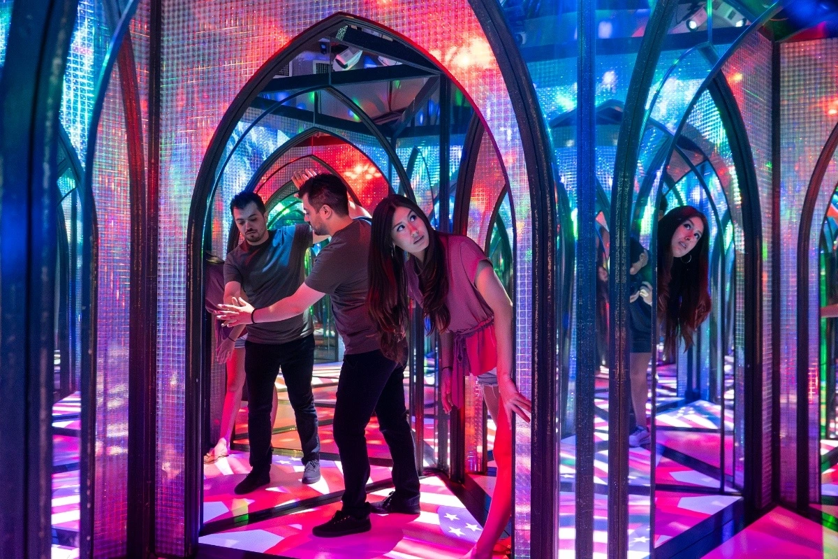 Amazing Mirror Maze Escape img.