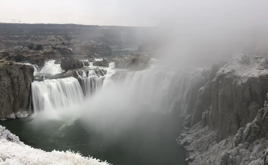 Parque de las cataratas Shoshone en invierno