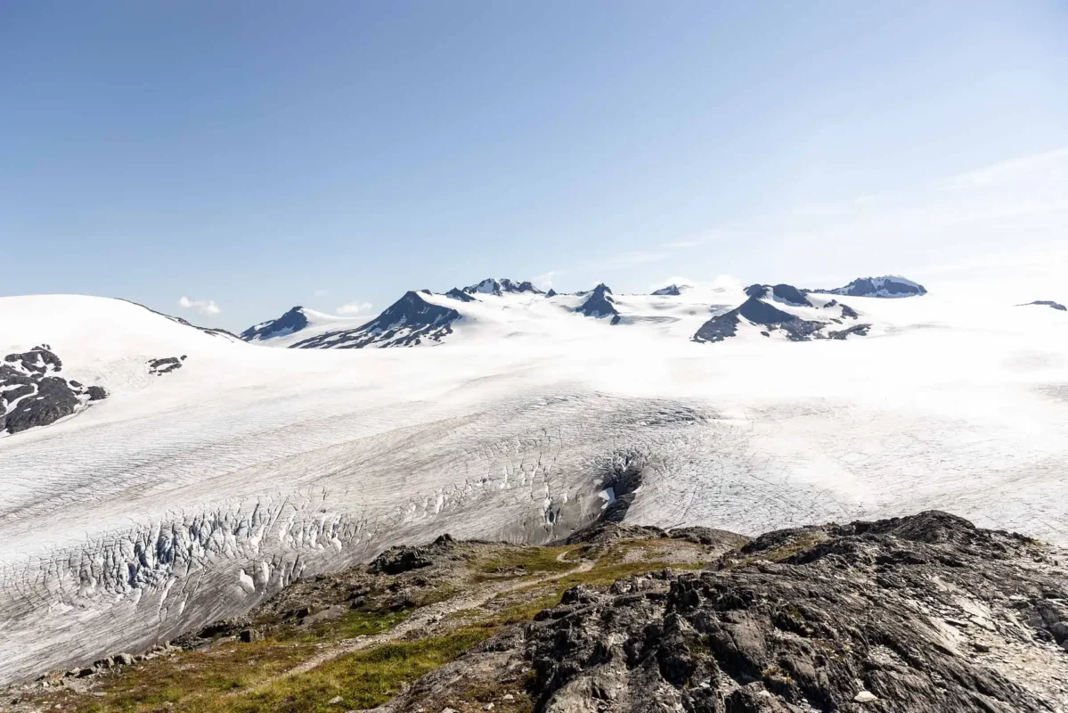 Recorre el sendero del campo de hielo de Harding.