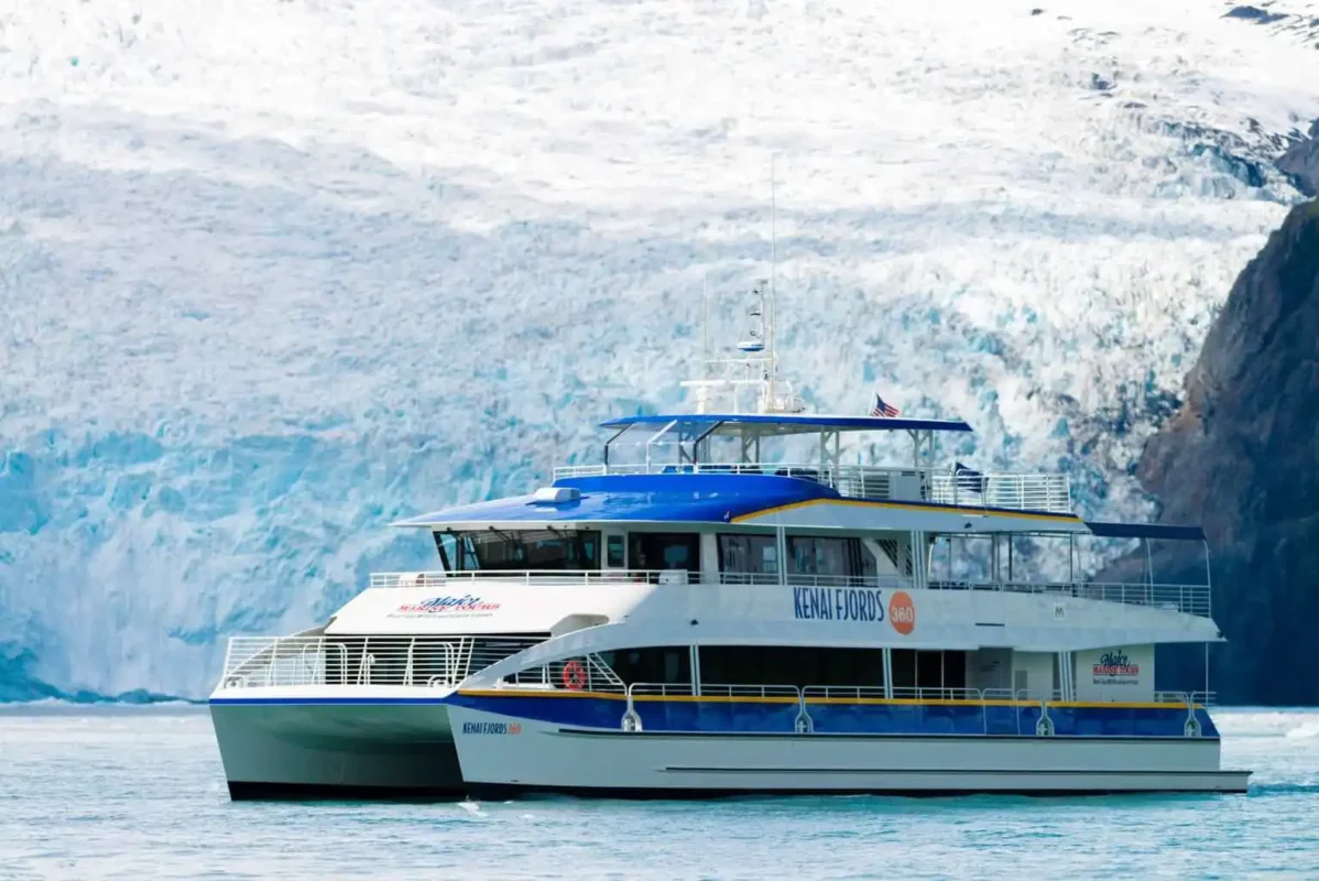 Realice una excursión en barco por los fiordos de Kenai.