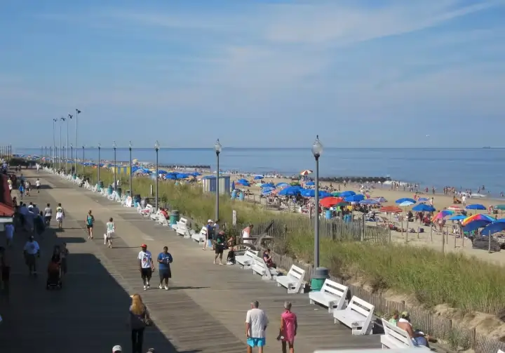 Pasea por el paseo marítimo de Rehoboth Beach.