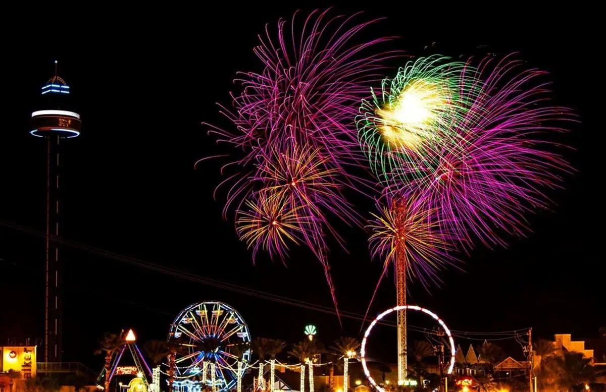 Fuegos artificiales en el paseo marítimo